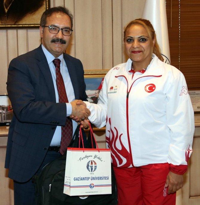 Rektör Gür şampiyon sporcuları kutladı