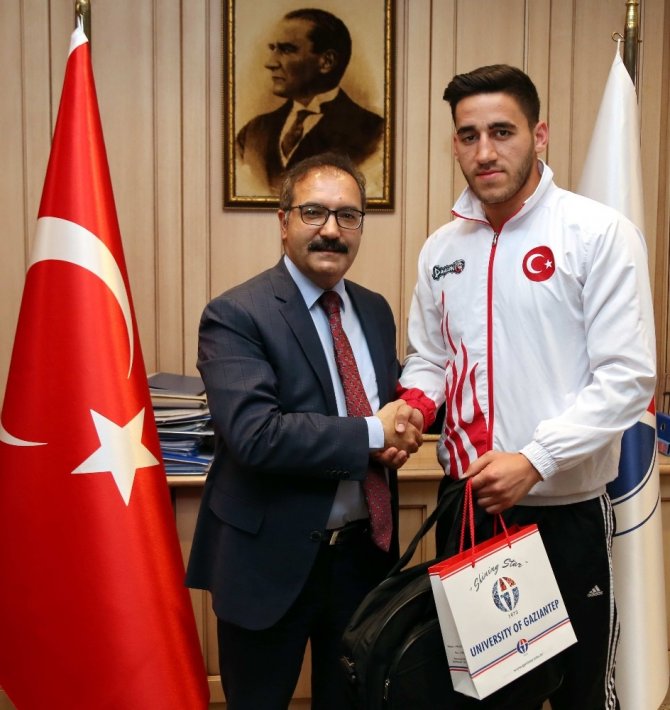 Rektör Gür şampiyon sporcuları kutladı