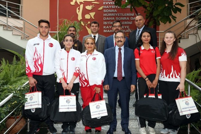 Rektör Gür şampiyon sporcuları kutladı