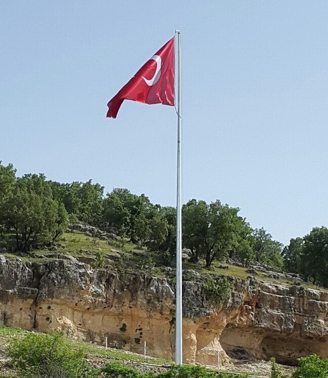 Adıyaman’da ki en büyük bayrak Dakuyucak köyünde dalgalanıyor