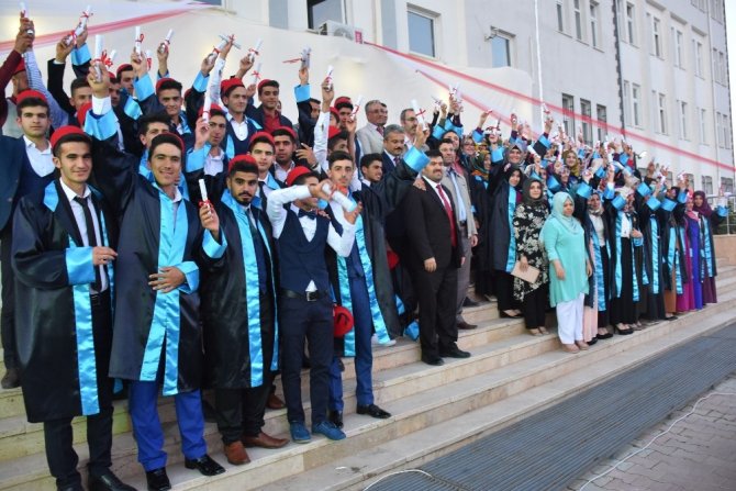 Kahta Ebu Sadık Anadolu Lisesinde mezuniyet töreni