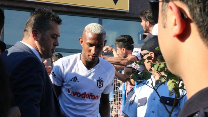 Beşiktaş Gaziantep’te şampiyon sloganıyla karşılandı