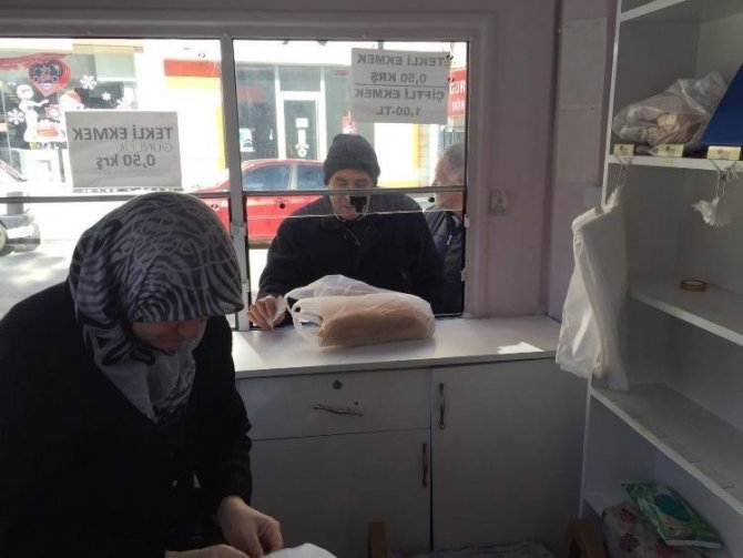 Bilecik Belediyesi Halk Ekmek satış noktasında 300 gram Ramazan pidesi 1 lira