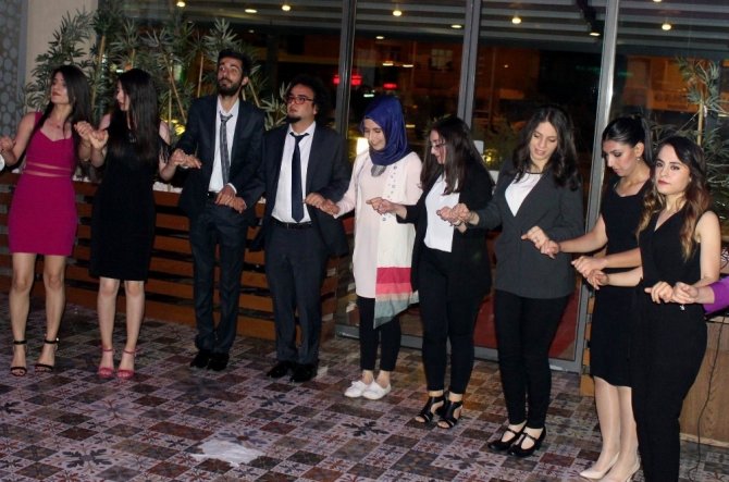 Eczacı öğrenciler yılsonu partisinde eğlendi