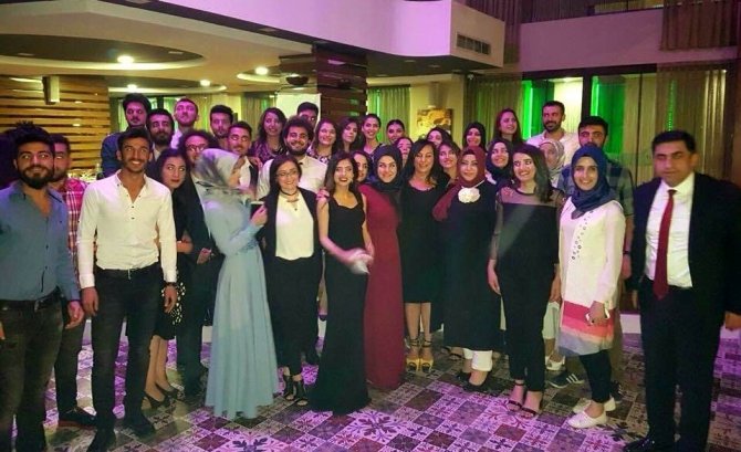 Eczacı öğrenciler yılsonu partisinde eğlendi