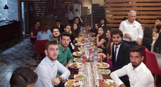 Eczacı öğrenciler yılsonu partisinde eğlendi