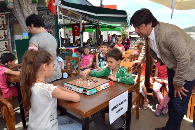 Foçalı öğrenciler akıl ve zeka oyunları oynadı