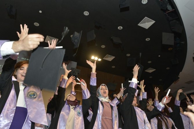 KMÜ’de Edebiyat ve Fen Fakültesi öğrencilerinin mezuniyet sevinci