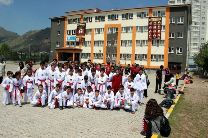 Karate kursu için okula gelen öğrenciler spor salonunun kapısı açılmayınca mağdur oldu