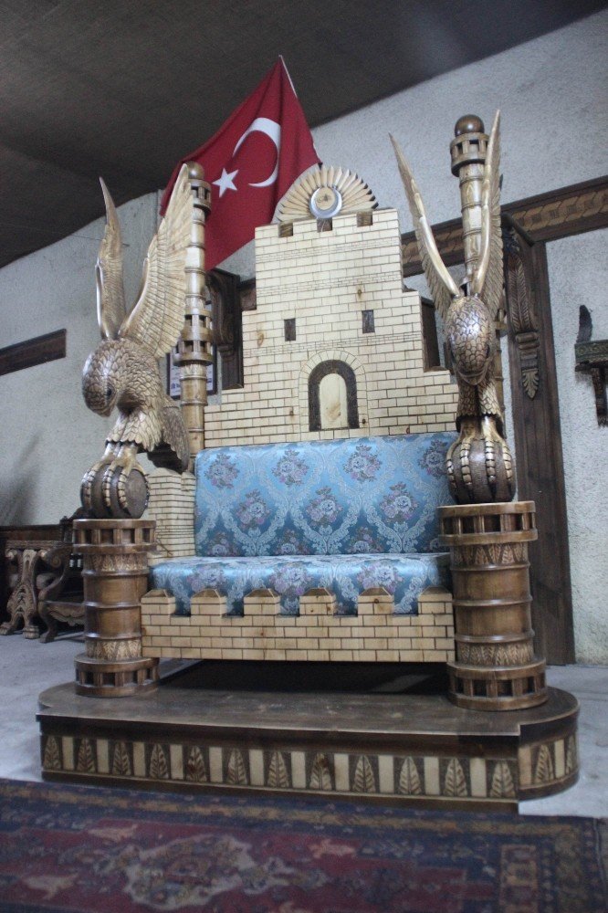 Kayserili zanaatkâr İstanbul’un fethi temalı koltuk tasarladı