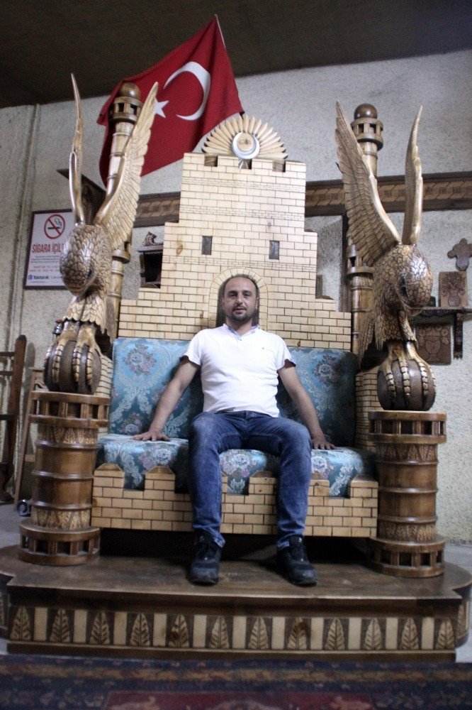 Kayserili zanaatkâr İstanbul’un fethi temalı koltuk tasarladı