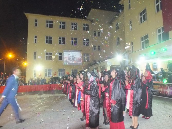 Mesleki ve Teknik Anadolu Lisesi’nde mezuniyet töreni sevinci