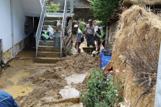 Sel basan Yunuslar Mahallesi’ne Burhaniye Belediyesi’nden destek