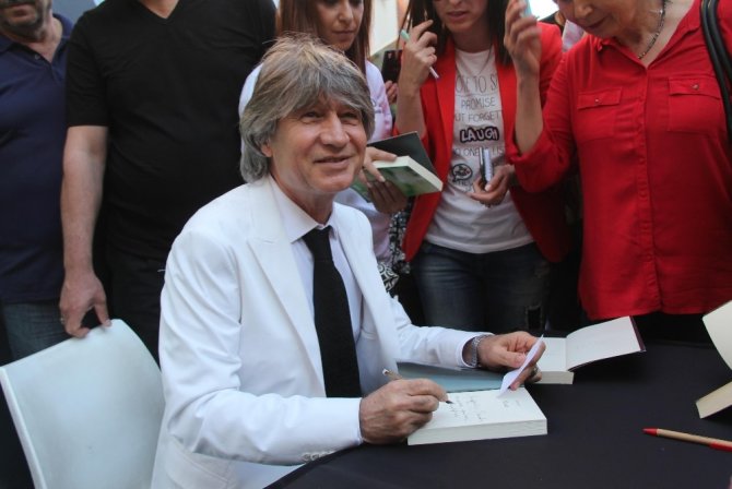 Hamit İzol, ’Roza’yı Mersinliler için imzaladı