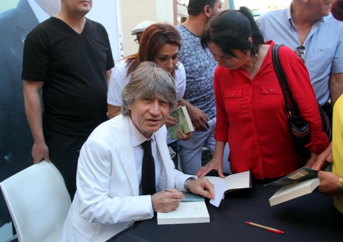 Hamit İzol, ’Roza’yı Mersinliler için imzaladı