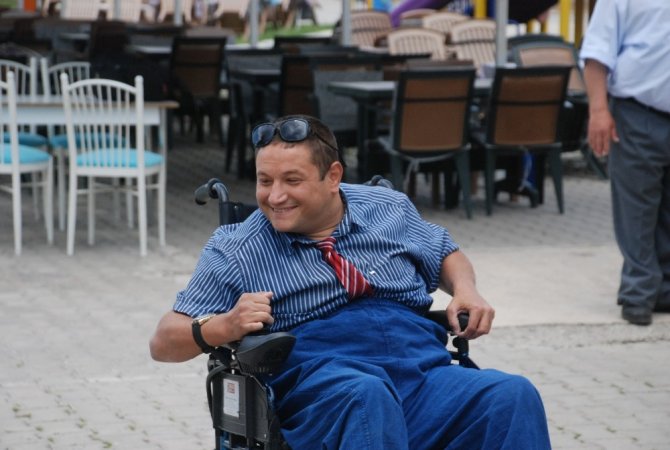 Engelli vatandaşın akülü tekerlekli sandalye sevinci