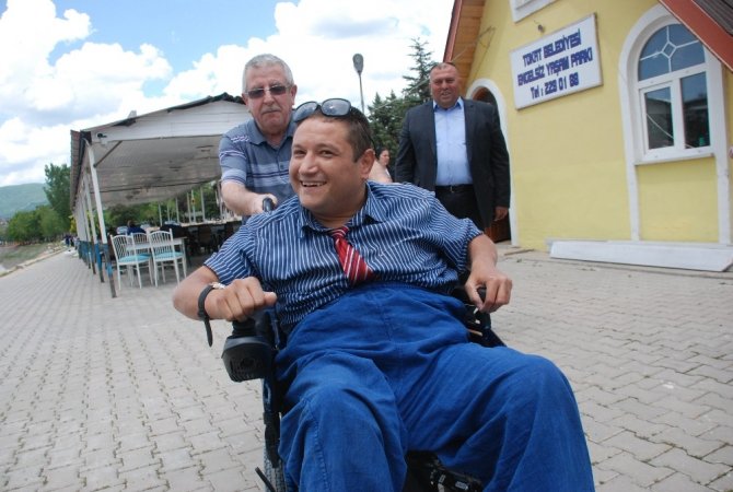 Engelli vatandaşın akülü tekerlekli sandalye sevinci