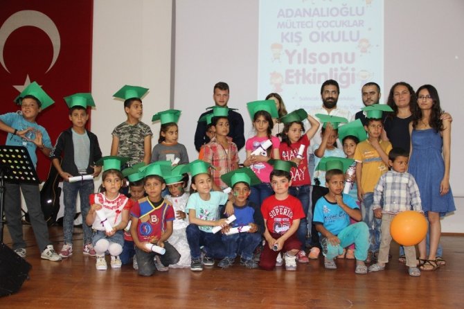 Suriyeli mülteci çocukların diploma sevinci