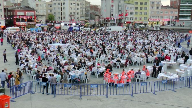 Zeytinburnu Meydanı’nda binlerce kişi iftar sofrasında buluştu