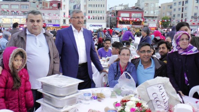 Zeytinburnu Meydanı’nda binlerce kişi iftar sofrasında buluştu
