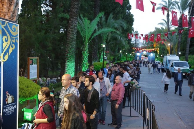 Antalyalılar iftarı Büyükşehir sofrasında açtı