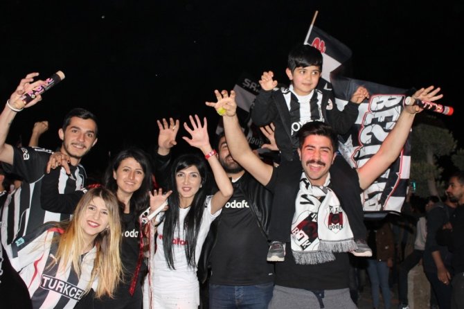 Şampiyonluk sevinci Kırşehir’de meşalelerle kutlandı
