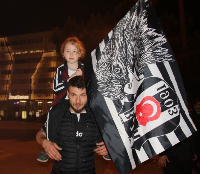 Beşiktaşlılar şampiyonluğu çevik kuvvetle kutladı