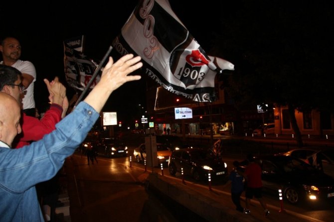 Beşiktaşlılar şampiyonluğu çevik kuvvetle kutladı