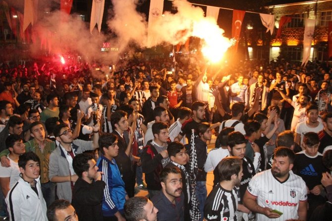 Beşiktaşlı taraftarlar şampiyonluğu doyasıya kutladı