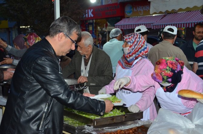 Bozüyük Belediyesi iftar çadırında ilk oruçlar açıldı