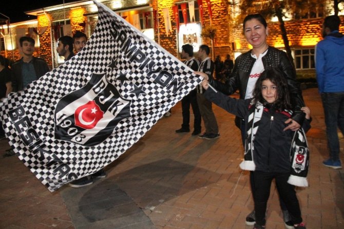Beşiktaşlı taraftarlar şampiyonluğu doyasıya kutladı