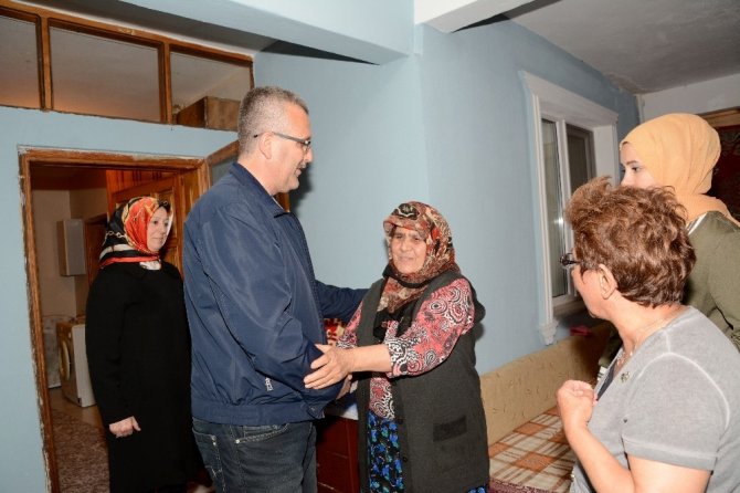 Başkan Özkan ilk iftarı şehit ailesinin evinde yaptı
