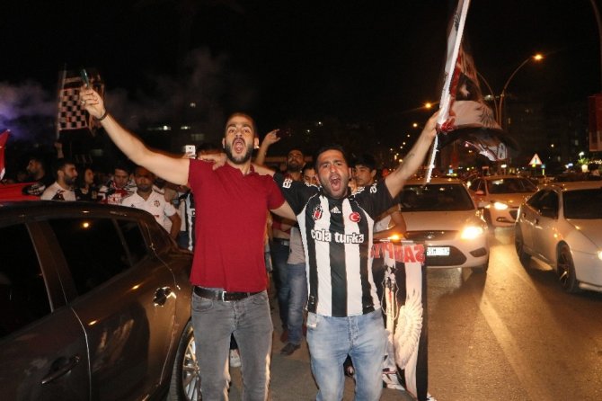Binlerce Adanalı, Beşiktaş’ın şampiyonluğunu kutladı