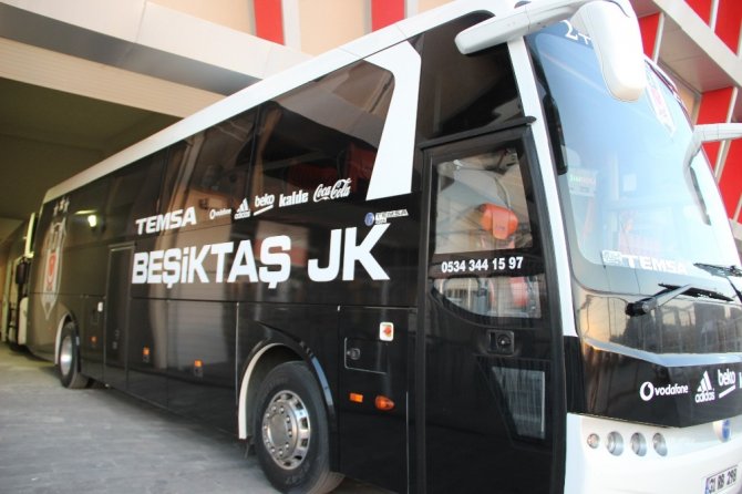 Beşiktaş’ın 3 yıldızlı takım otobüsü maç sonunu bekliyor