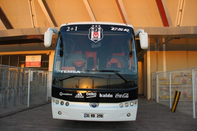 Beşiktaş’ın 3 yıldızlı takım otobüsü maç sonunu bekliyor