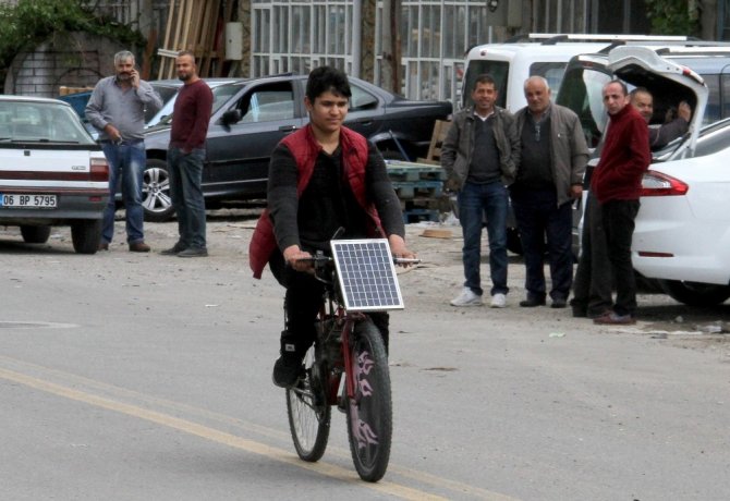 Liseli gençten motorlu, güneş panelli bisiklet
