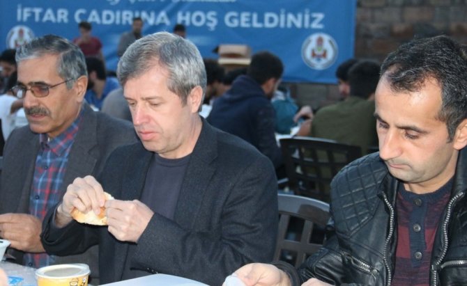 Bitlis’te iftar çadırına yoğun ilgi