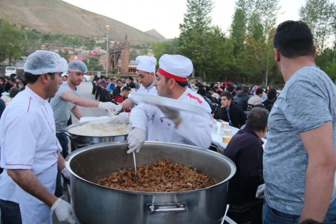 Bitlis’te iftar çadırına yoğun ilgi