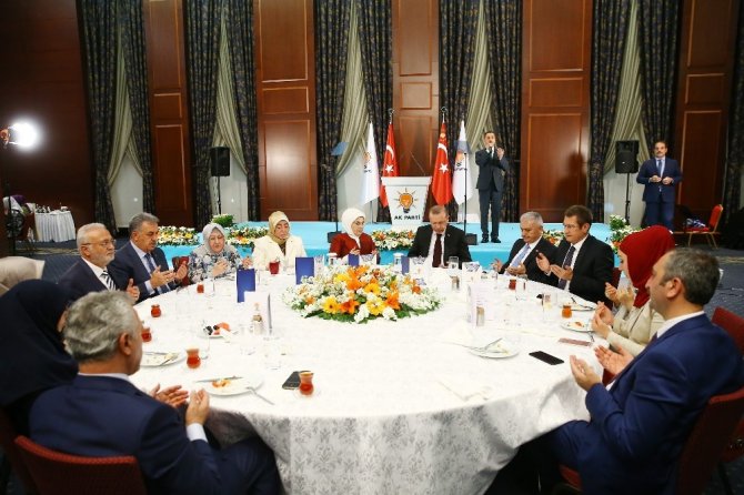 Cumhurbaşkanı Erdoğan, A takımı ile birlikte kolları sıvadı