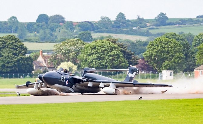 İngiltere’de uçak gövde üstü piste indi, pilot kurtuldu