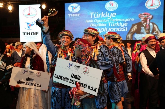 Gaziemir’in halk oyunları ekibi Türkiye birincisi oldu