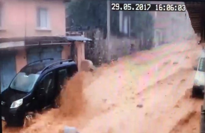 İzmir’de sel suları araçları sürükledi