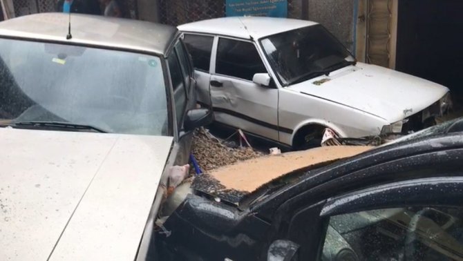 İzmir’de hayatı felç eden yağmurla araçlar da sürüklendi