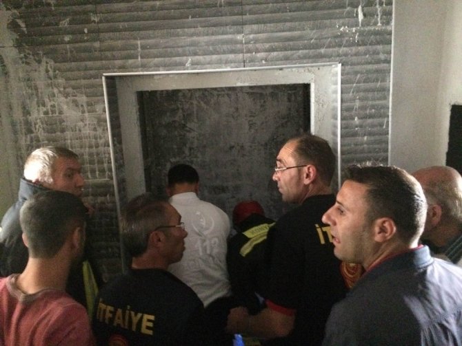 Beşinci kattan asansör boşluğuna düşen işçi ağır yaralandı