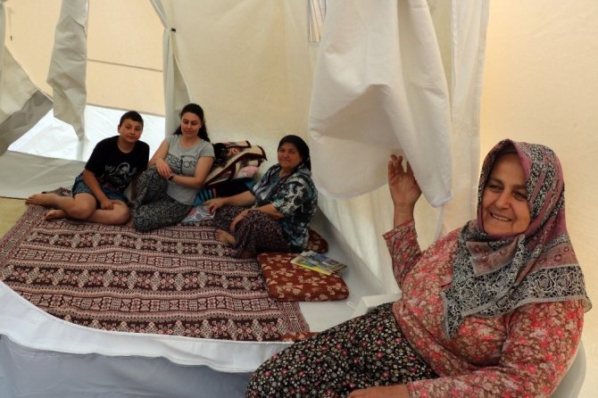 Deprem bölgesinde çadırda yaşam devam ediyor