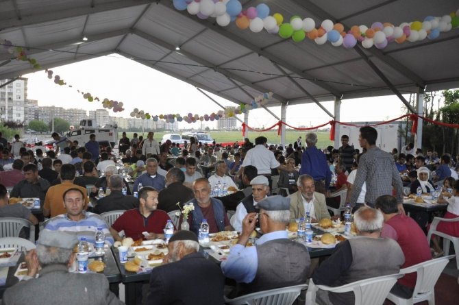 CHP Diyarbakır’da ilk defa iftar çadırı açtı