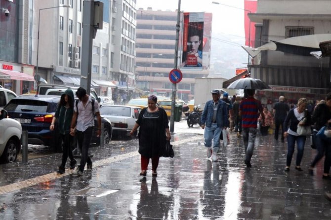 İzmir’de sokaklar dereye döndü