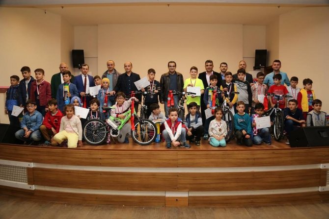 Çayeli Belediyesi sosyal alanda başarı gösteren öğrencileri ödüllendiriyor