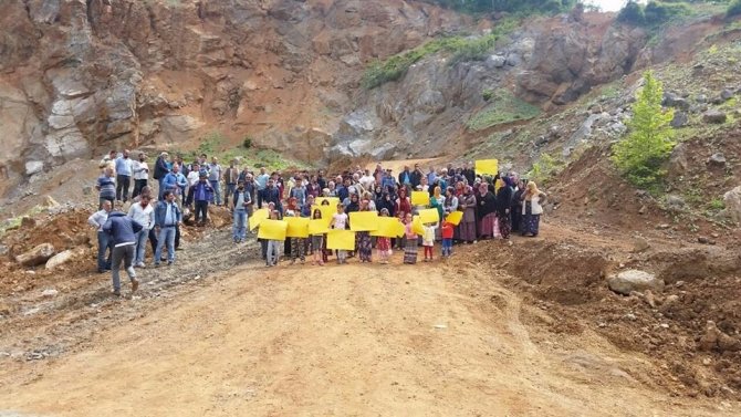 Vatandaşlar maden ocağı önünde eylem yaptı