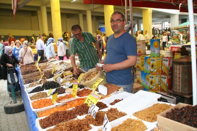 Devrek’te pazar ve marketlerde Ramazan hareketliliği